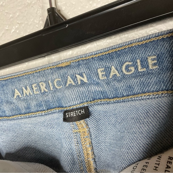 < American Eagle Light Wash Blue Jeans 28” > - Picture 2 of 4